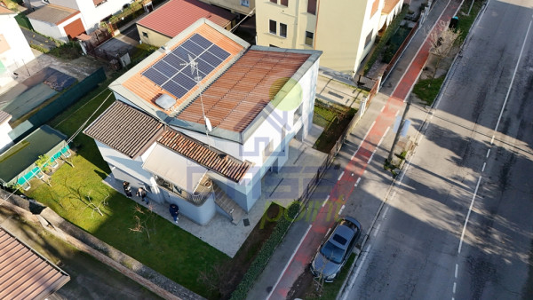 VILLA INDIPENDENTE SUI 4 LATI COMPLETAMENTE RISTRUTTURATA