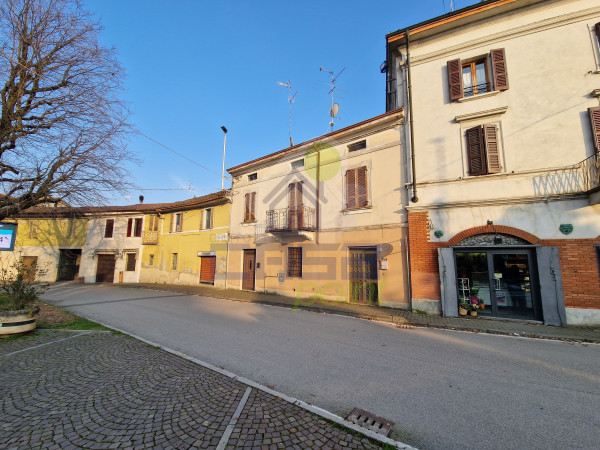 CASA INDIPENDENTE CON CORTILE, CANTINA E GARAGE IN CENTRO PAESE!