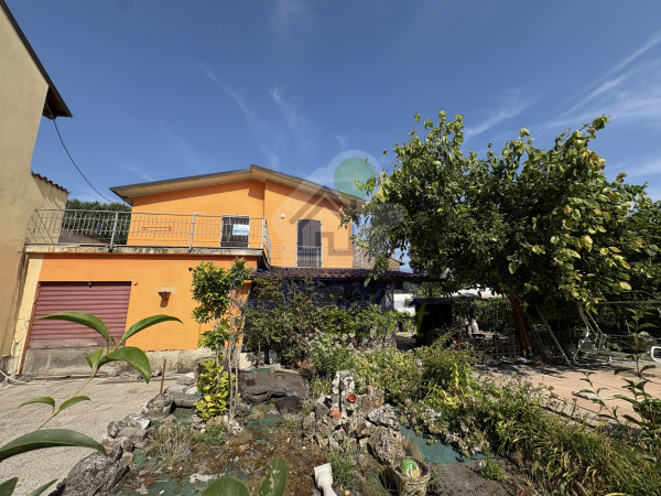 VILLA BIFAMILIARE LIBERA SU 4 LATI CON LOCALI ACCESSORI SU LOTTO DI 1200MQ