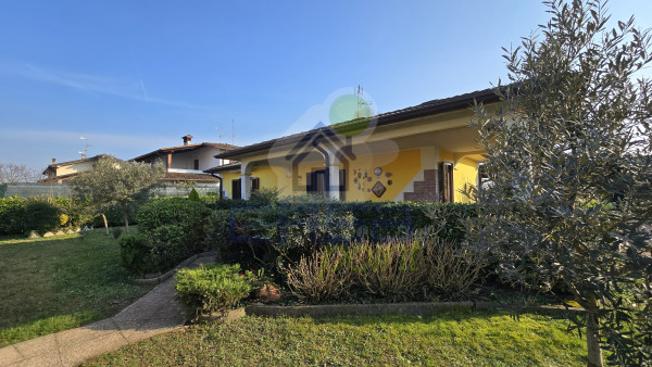 VILLA LIBERA SU 4 LATI CON AMPIO GIARDINO