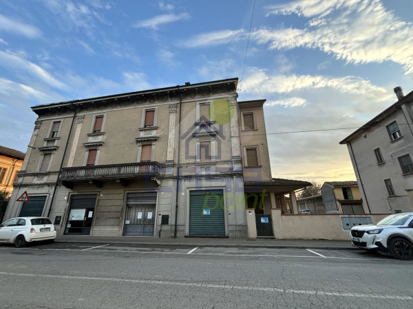 Casa Indipendente in Stile Liberty con locale commerciale e spaziosa autorimessa