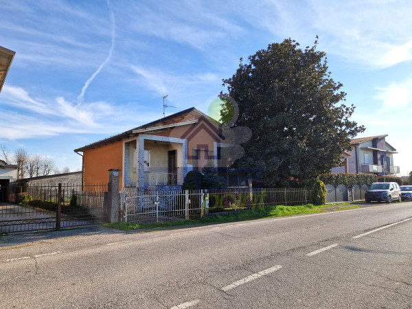 IMPERDIBILE VILLA INDIPENDENTE SU QUATTRO LATI CON AUTORIMESSA E DOPPIA CANTINA!!!