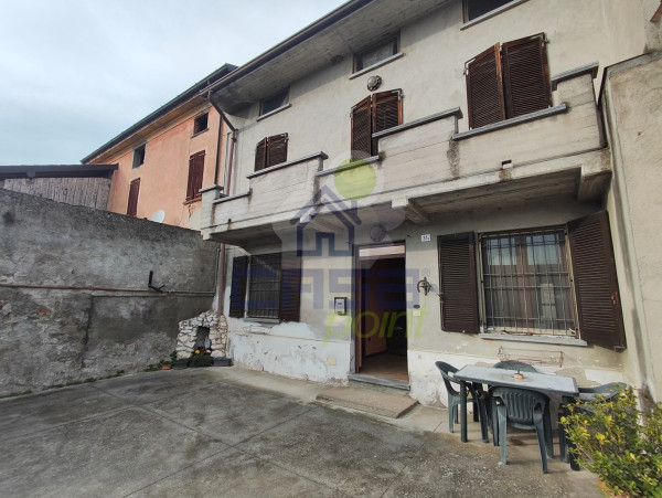 CASA INDIPENDENTE IN CONTESTO A CORTE CHIUSA CON AMPI SPAZI ABITATIVI, GIARDINO PRIVATO E LOCALI ACCESSORI