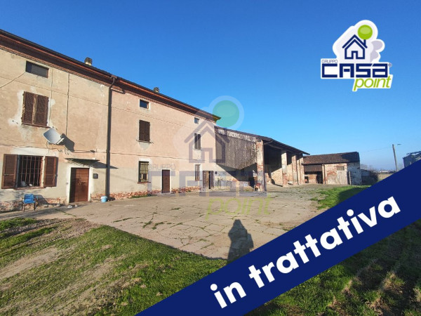 Tipica Cascina Cremonese con 6 Unità Immobiliari, Grande Aia e 8 Pertiche di Terreno