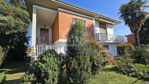 Villa singola libera su 4 lati con ampio giardino