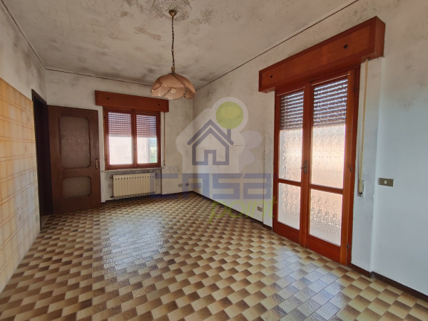 CASA INDIPENDENTE DI GENEROSA METRATURA CON NEGOZIO, LABORATORIO E CORTILE PRIVATO