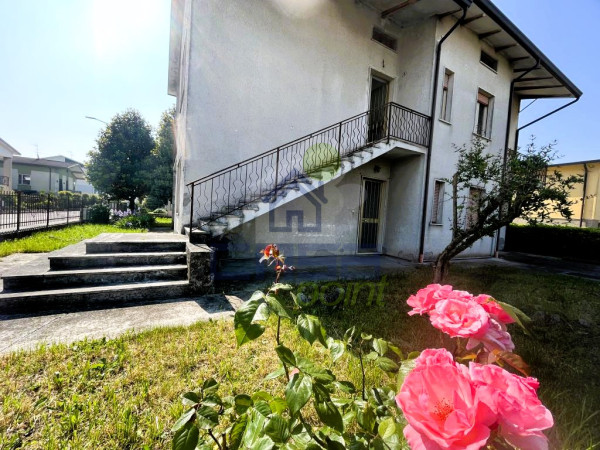 VILLA INDIPENDENTE SUDDIVISA IN 2 APPARTAMENTI