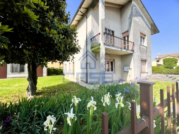 VILLA INDIPENDENTE SUDDIVISA IN 2 APPARTAMENTI