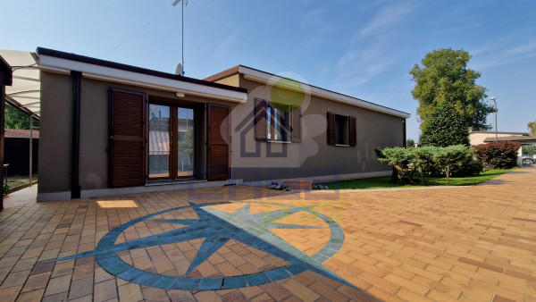 MERAVIGLIOSA VILLA INDIPENDENTE, RECENTEMENTE RISTRUTTURATA, CON GIARDINO ED AUTORIMESSA!!!