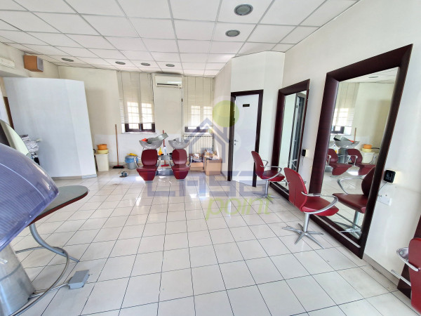 NEGOZIO CON TRE OCCHI DI VETRINA, ZONA PORTA MILANO!