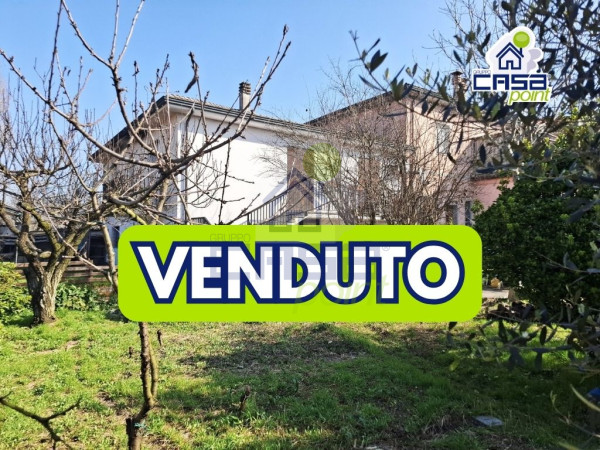 CASA INDIPENDENTE SU TRE LATI CON AREA VERDE PRIVATA