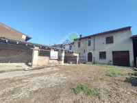 Casa autonoma con cortile e portico