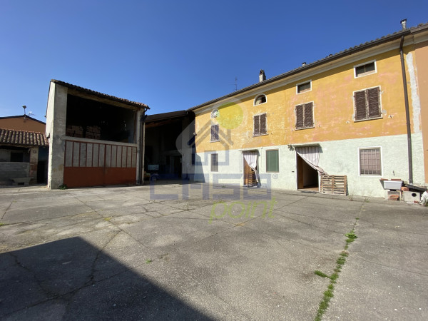 CASCINA A PORTE CHIUSE CON AMPIO SPAZIO ABITATIVO, CORTILE PRIVATO E LOCALI ACCESSORI