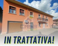 casa indipendente su 3 lati con giardino e 2 garage