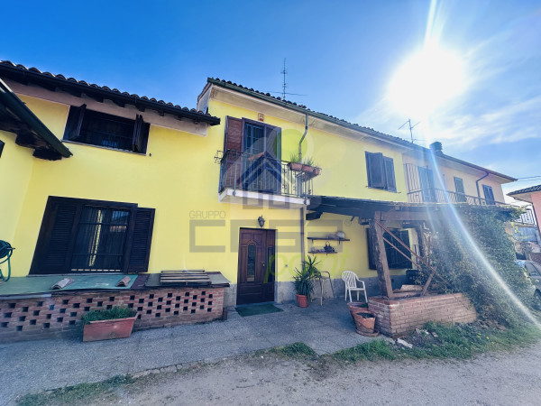 CASA DI CORTE SEMI INDIPENDENTE NEL CUORE DEL PAESE