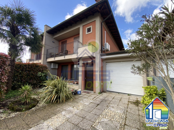 Villa a Schiera Libera subito con box e giardino