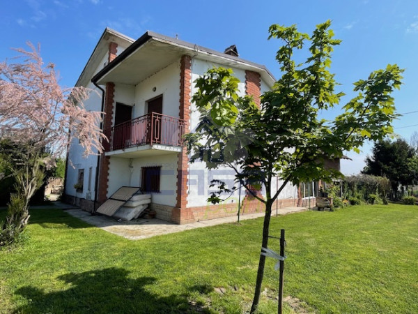 VILLA INDIPENDENTE NEL VERDE DELLA CAMPAGNA PIACENTINA – CON TAVERNA, RUSTICO E TERRENO PIANTUMATO