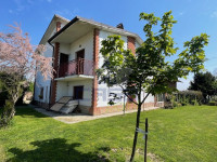 VILLA INDIPENDENTE NEL VERDE DELLA CAMPAGNA PIACENTINA – CON TAVERNA, RUSTICO E TERRENO PIANTUMATO