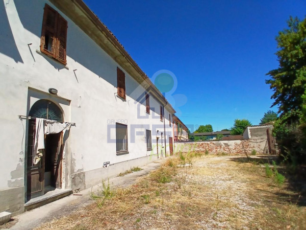 CASCINA A CORTE CHIUSA CON GIARDINO PRIVATO E TERRENO