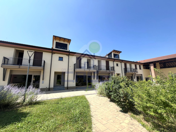 LUSSO, SPAZIO E COMFORT! SIGNORILE QUADRILOCALE CON TERRAZZINO E GARAGE.