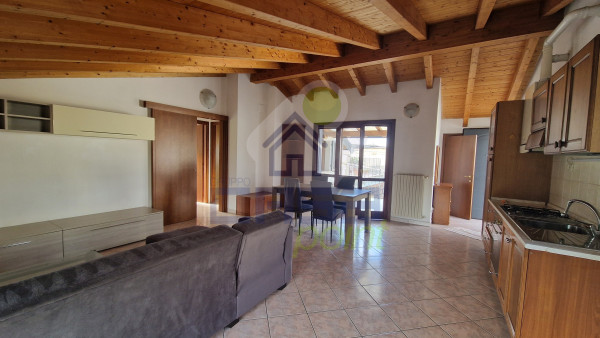 LUMINOSO E CONFORTEVOLE TRILOCALE CON TERRAZZO NELLA PRIMA PERIFERIA DELLA CITTÀ!!!