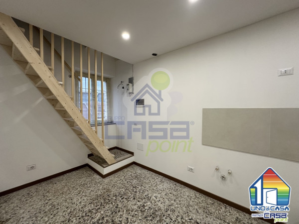 Terratetto indipendente su più livelli in vendita a Crema con portico, cortile e locali accessori.