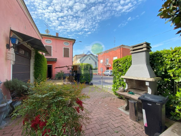 Spazi, indipendenza e comfort a Boretto: villa semiindipendente con giardino e garage doppio