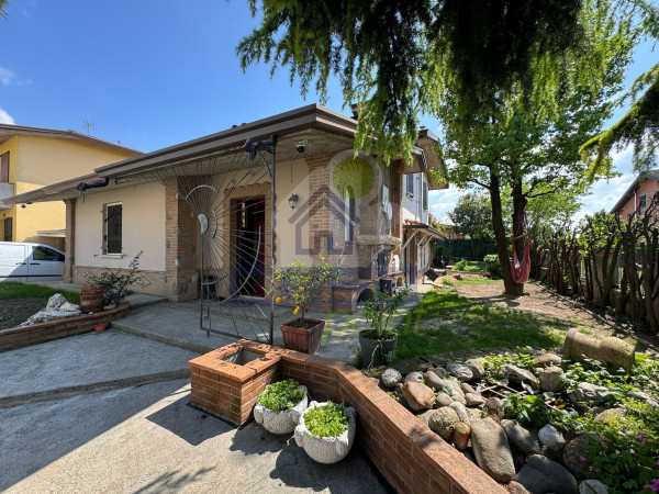 VILLA SINGOLA CON SPAZI UNICI