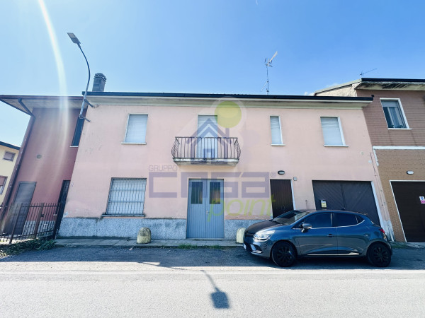 CASA INDIPENDENTE SU DUE LIVELLI CON GIARDINO PRIVATO, BOX E AMPIO MAGAZZINO