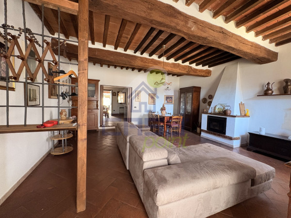 Casa di corte ristrutturata su due livelli con area esterna privata e posto auto coperto