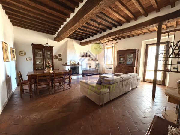 Casa di corte ristrutturata su due livelli con area esterna privata e posto auto coperto