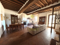 Casa di corte ristrutturata su due livelli con area esterna privata e posto auto coperto