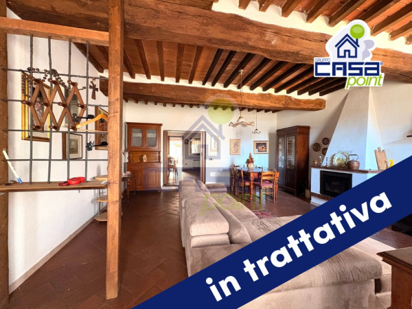 Casa di corte ristrutturata su due livelli con area esterna privata e posto auto coperto