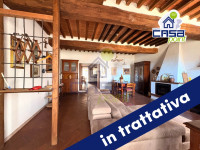 Casa di corte ristrutturata su due livelli con area esterna privata e posto auto coperto