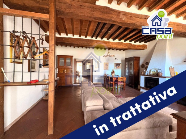 Casa di corte ristrutturata su due livelli con area esterna privata e posto auto coperto