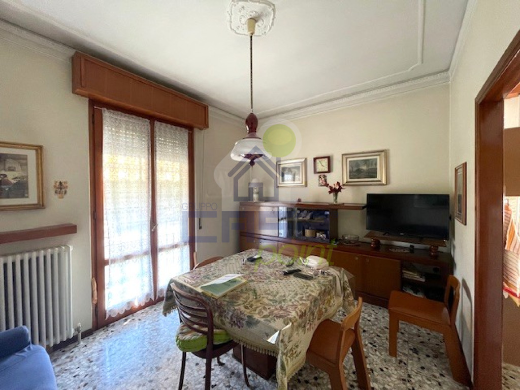 sala da pranzo con balcone