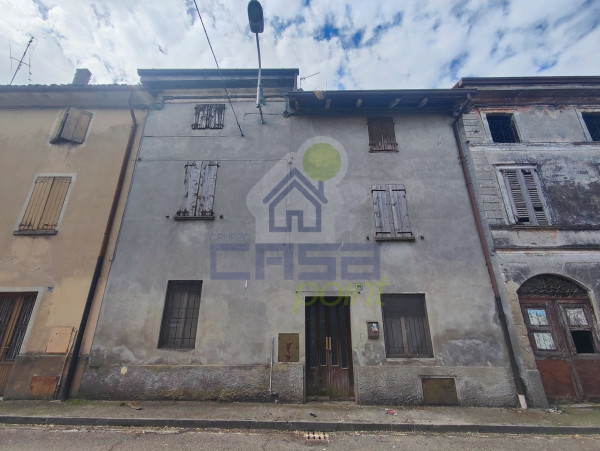 Casa indipendente di ampia metratura con rustici ed area verde