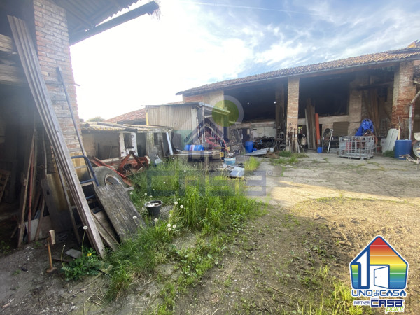 Porzione di Cascina Indipendente con Cortile e Rustici.