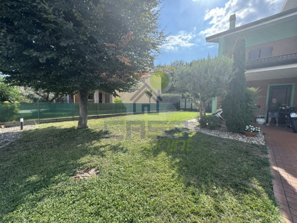 VILLA BIFAMILIARE CON GIARDINO E GARAGE