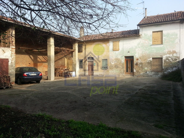 Opportunità Unica nel Cuore di Motta Baluffi: Cascinetta a Corte Chiusa da Ristrutturare