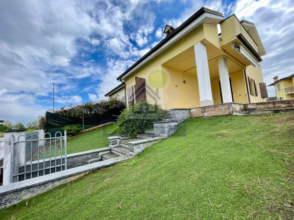SPLENDIDA VILLA BIFAMILIARE CON GIARDINO E DOPPIO BOX