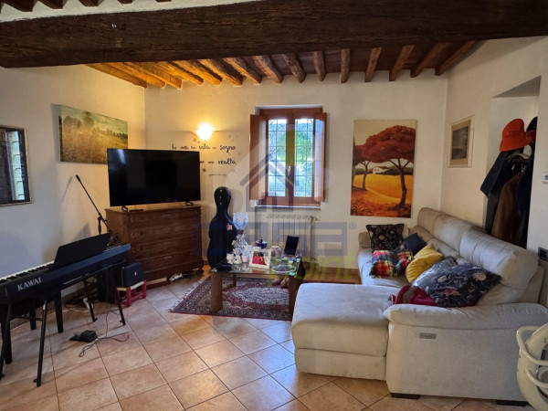 Casa autonoma con due unità abitative, rustici, dependance e giardino
