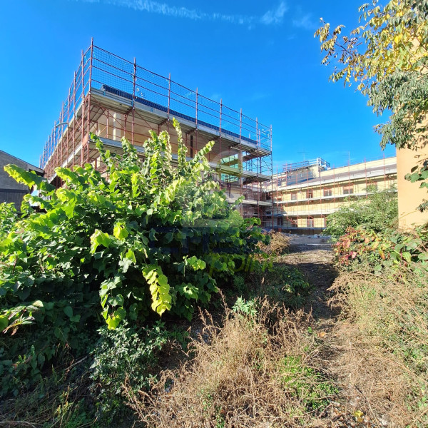 LOCALE COMMERCIALE AL PIANO TERRA