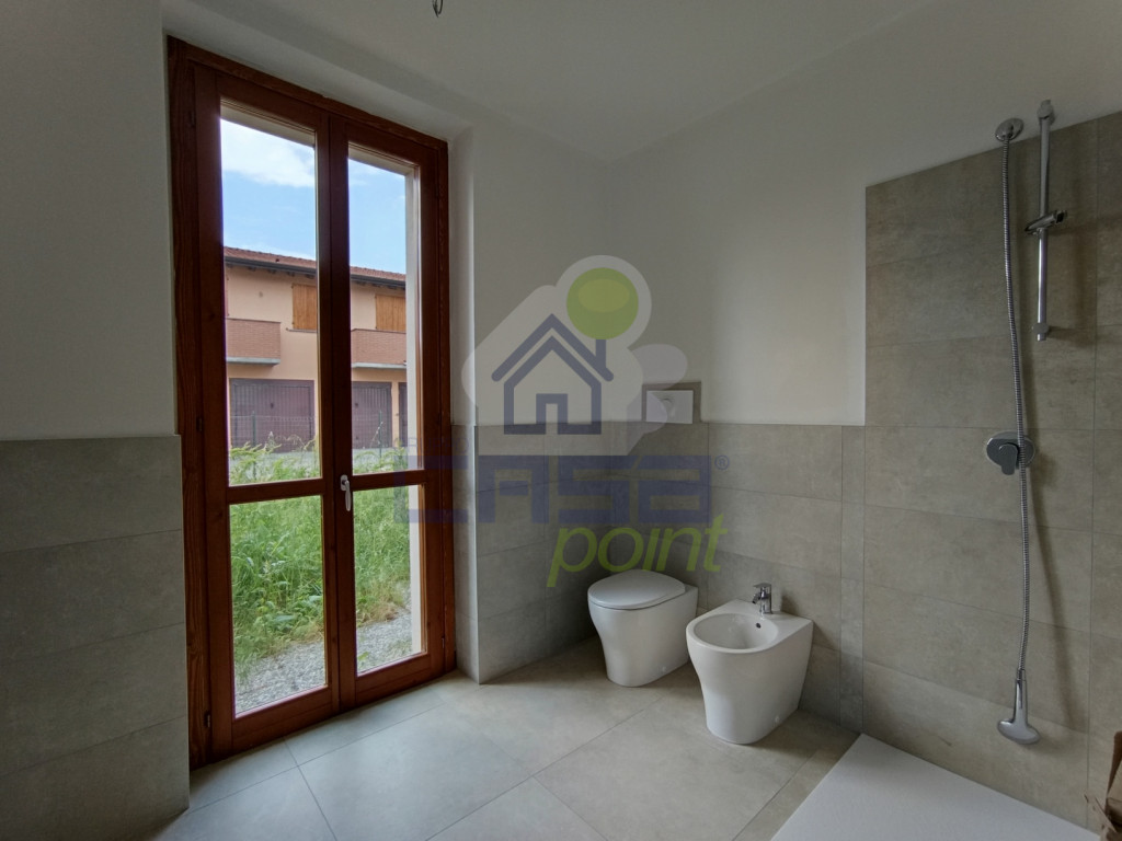 BAGNO CON AFFACCIO SUL GIARDINO
