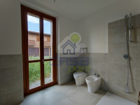 BAGNO CON AFFACCIO SUL GIARDINO