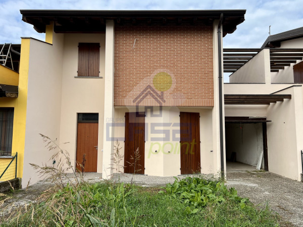 VILLETTA A SCHIERA CENTRALE A POCHI KM DALLA CITTA'