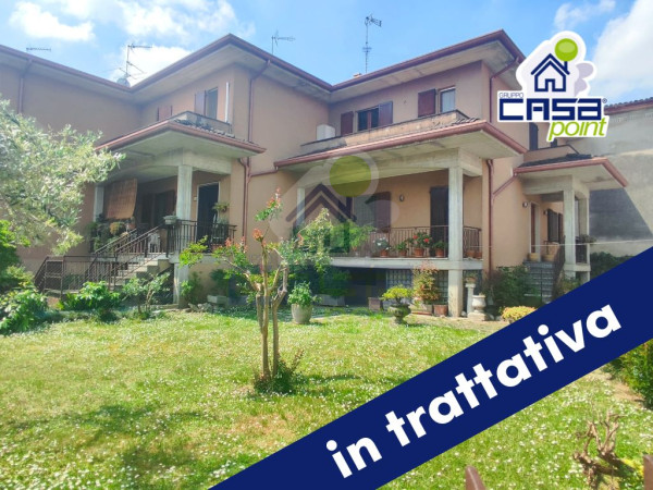 Villa di testa con ampio giardino, autorimessa e locali accessori: UNA SOLUZIONE DAGLI SPAZI UNICI!!!