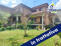 Villa di testa con ampio giardino, autorimessa e locali accessori: UNA SOLUZIONE DAGLI SPAZI UNICI!!!