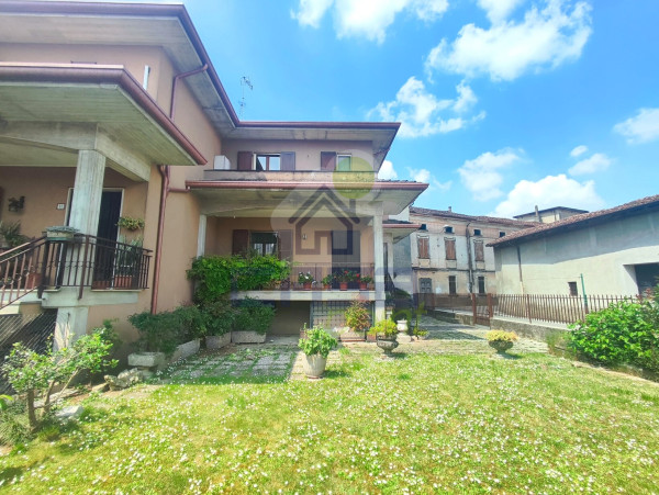 Villa di testa con ampio giardino, autorimessa e locali accessori: UNA SOLUZIONE DAGLI SPAZI UNICI!!!