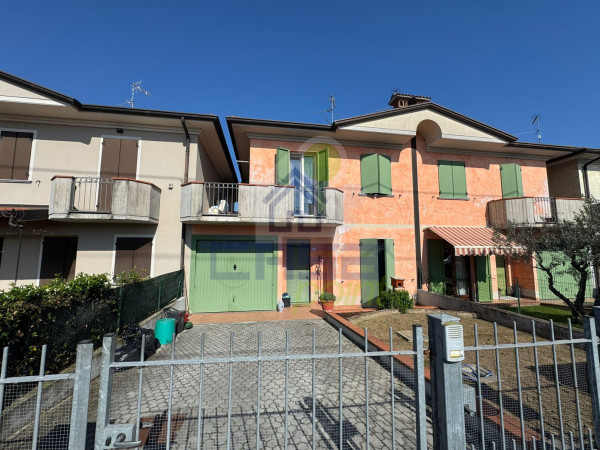 VILLETTA A SCHIERA CON GIARDINO PRIVATO